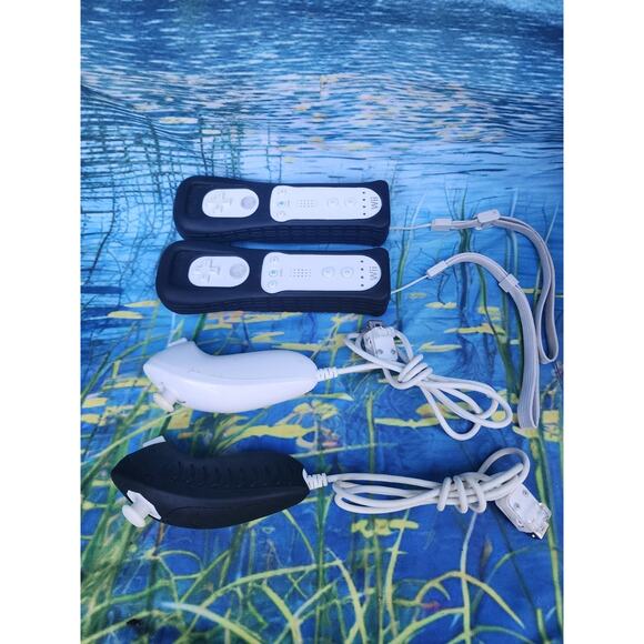 Nintendo Wii RVL-001 (Plays Gamecube) Console White 2 Controllers 2 Nunchucks - Picture 2 of 5